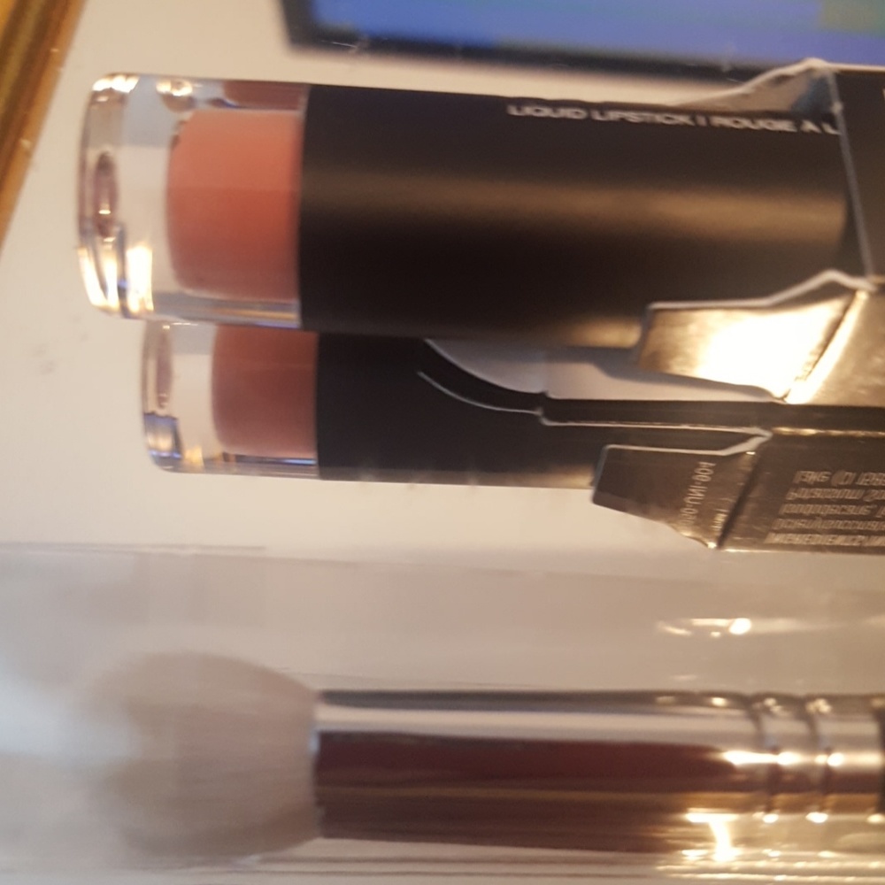 Younique fluffy crease brush and splash